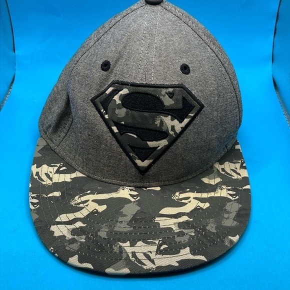 Superman DC Comics snap back hat, grey camouflage colours. - Picture 1 of 4